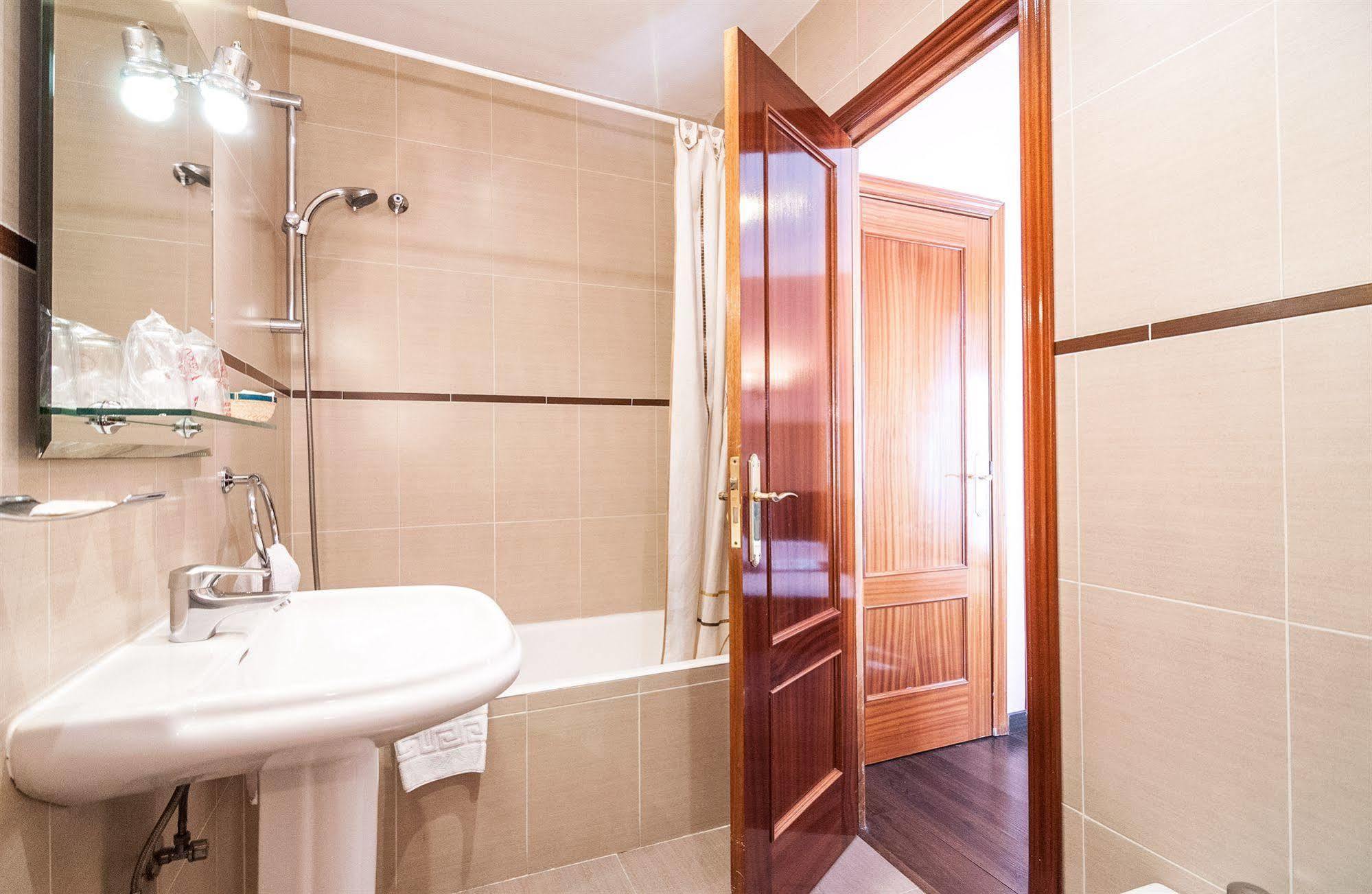 Hostal Gallardo Madrid Eksteriør bilde