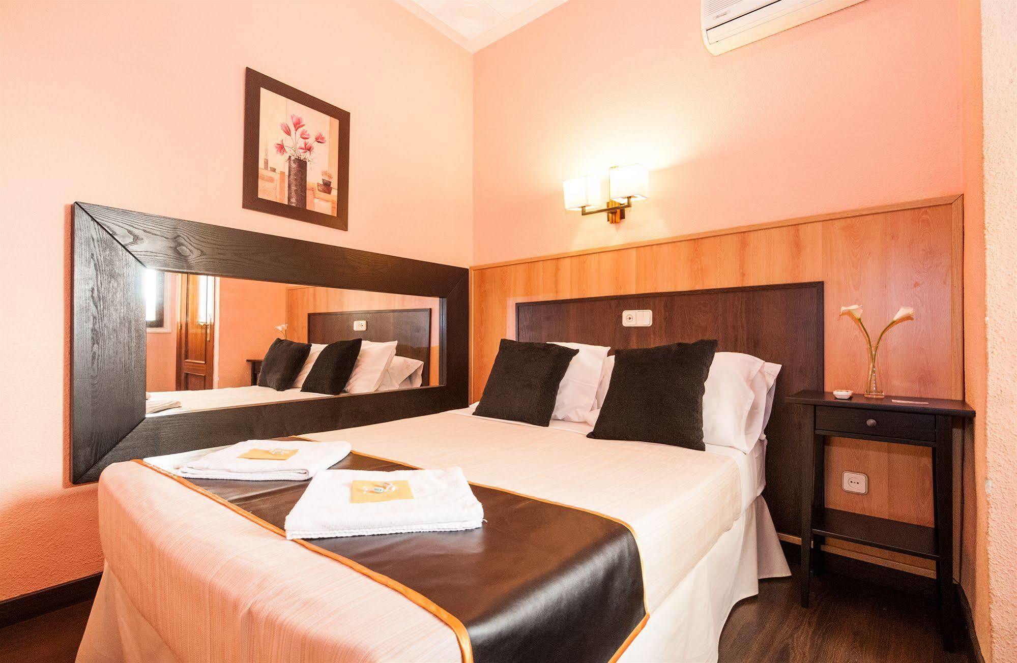 Hostal Gallardo Madrid Eksteriør bilde