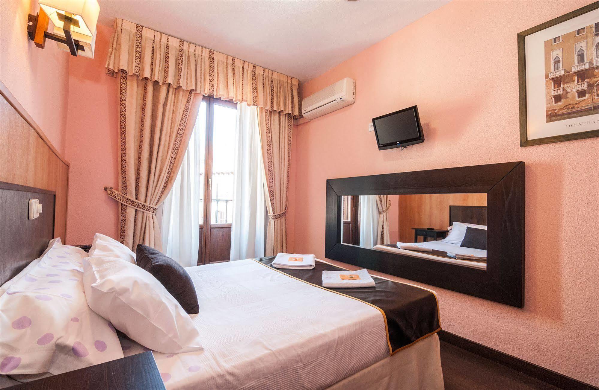 Hostal Gallardo Madrid Eksteriør bilde