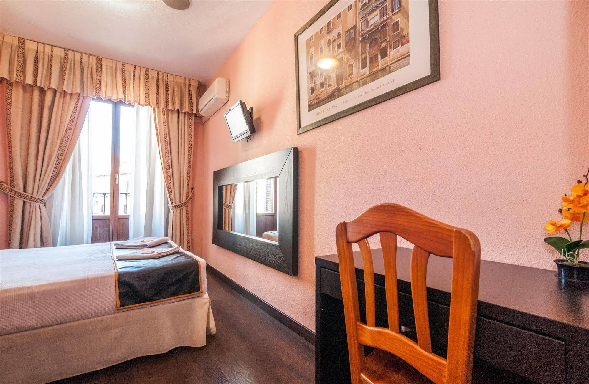 Hostal Gallardo Madrid Eksteriør bilde