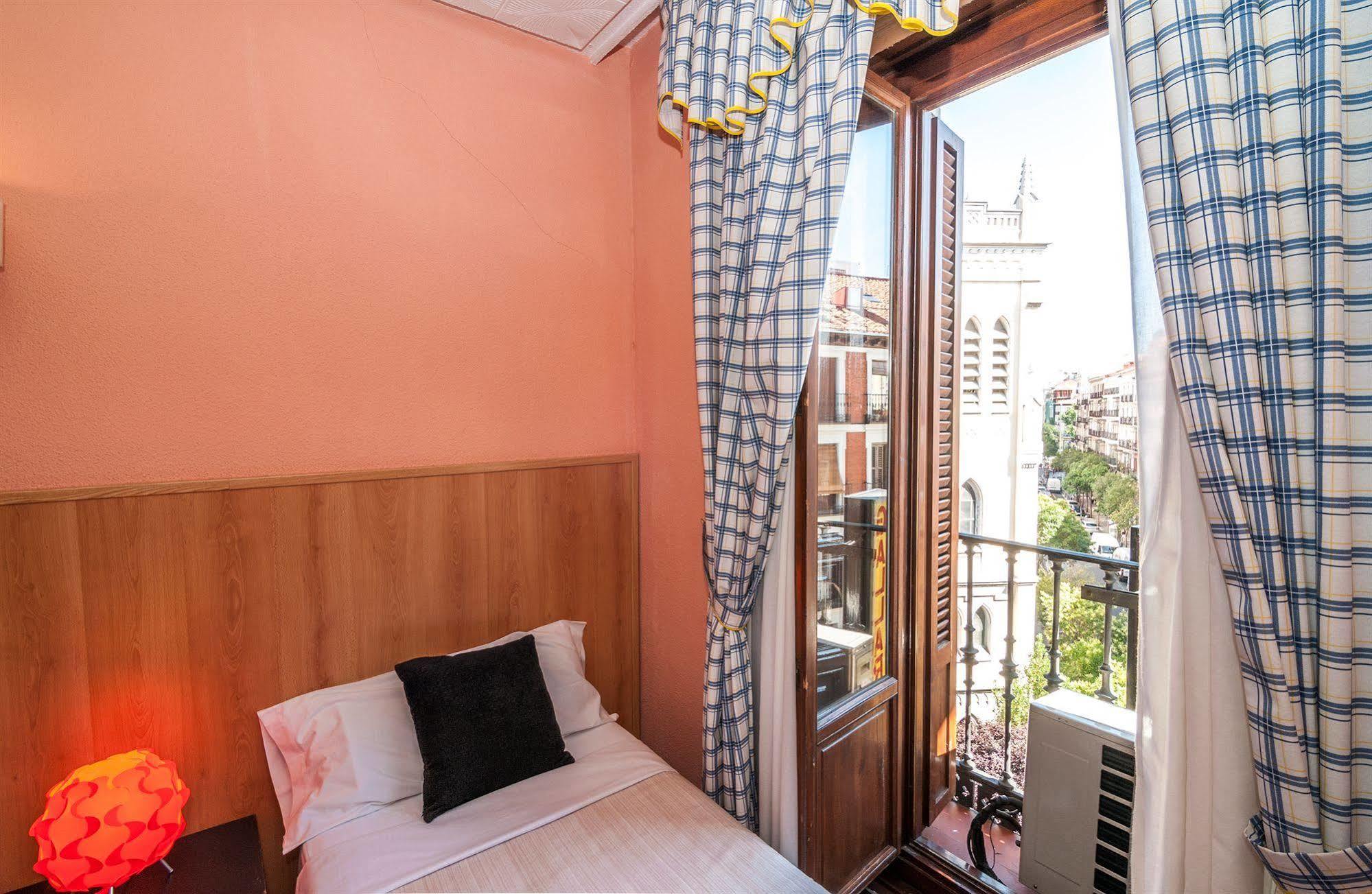 Hostal Gallardo Madrid Eksteriør bilde