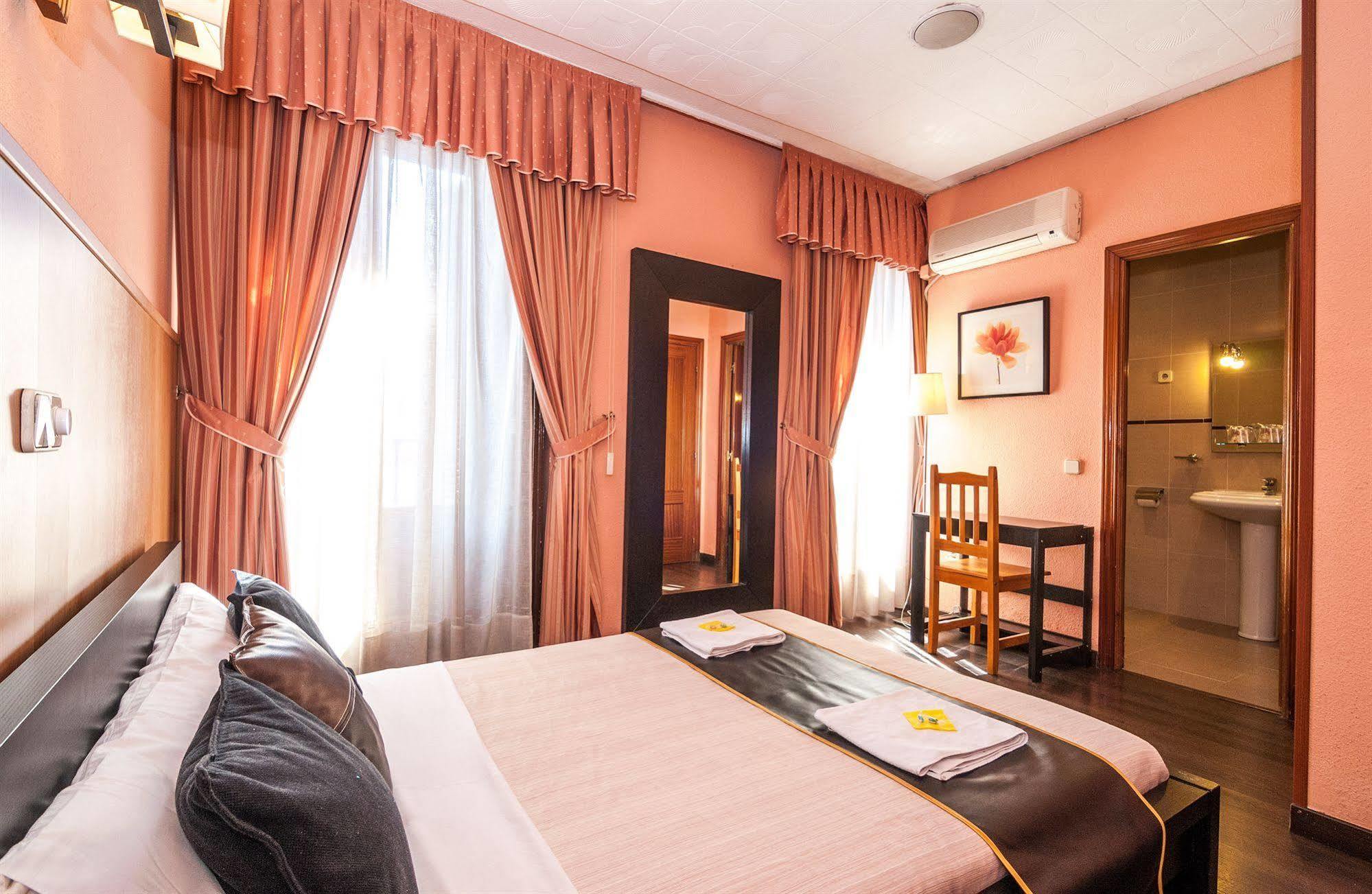 Hostal Gallardo Madrid Eksteriør bilde